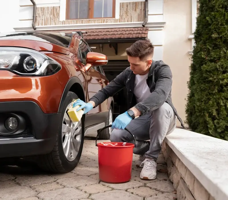 Lavage auto à domicile Doix lès Fontaines : professionnel intervenant sur un véhicule